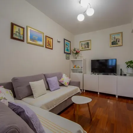 Apartment Mime Split